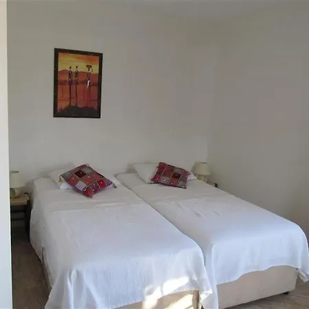 Sleeps 8 Pool Air Con